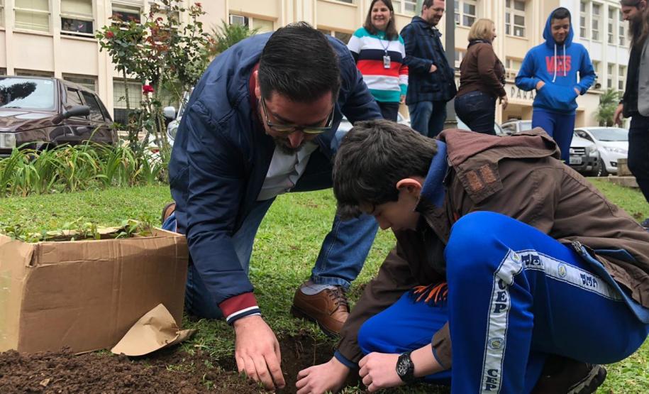 No início da tarde desta segunda-feira (23), os estudantes acompanhados pelas equipes gestora e pedagógica, e por representantes da Secretária de Estado da Educação do Paraná (SEED), plantaram algumas mudas de árvores no pátio da instituição de educação mais antiga do Estado.