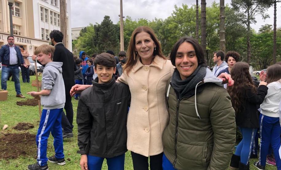 No início da tarde desta segunda-feira (23), os estudantes acompanhados pelas equipes gestora e pedagógica, e por representantes da Secretária de Estado da Educação do Paraná (SEED), plantaram algumas mudas de árvores no pátio da instituição de educação mais antiga do Estado.