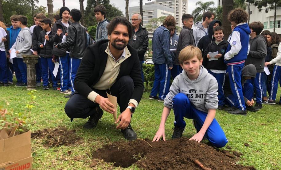 No início da tarde desta segunda-feira (23), os estudantes acompanhados pelas equipes gestora e pedagógica, e por representantes da Secretária de Estado da Educação do Paraná (SEED), plantaram algumas mudas de árvores no pátio da instituição de educação mais antiga do Estado.