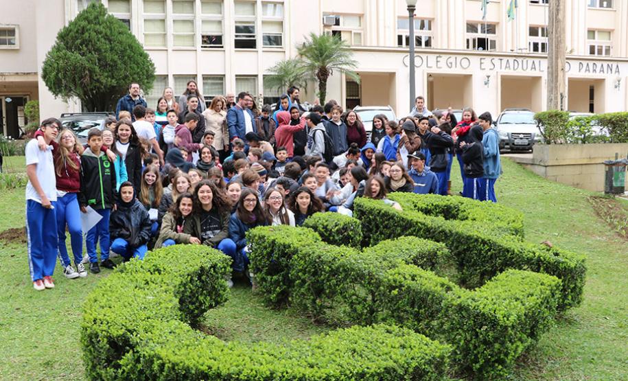 No início da tarde desta segunda-feira (23), os estudantes acompanhados pelas equipes gestora e pedagógica, e por representantes da Secretária de Estado da Educação do Paraná (SEED), plantaram algumas mudas de árvores no pátio da instituição de educação mais antiga do Estado.