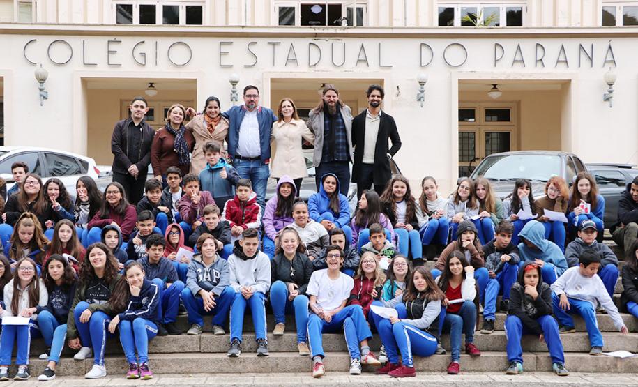 No início da tarde desta segunda-feira (23), os estudantes acompanhados pelas equipes gestora e pedagógica, e por representantes da Secretária de Estado da Educação do Paraná (SEED), plantaram algumas mudas de árvores no pátio da instituição de educação mais antiga do Estado.