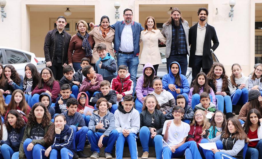 No início da tarde desta segunda-feira (23), os estudantes acompanhados pelas equipes gestora e pedagógica, e por representantes da Secretária de Estado da Educação do Paraná (SEED), plantaram algumas mudas de árvores no pátio da instituição de educação mais antiga do Estado.