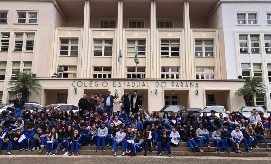 No início da tarde desta segunda-feira (23), os estudantes acompanhados pelas equipes gestora e pedagógica, e por representantes da Secretária de Estado da Educação do Paraná (SEED), plantaram algumas mudas de árvores no pátio da instituição de educação mais antiga do Estado.