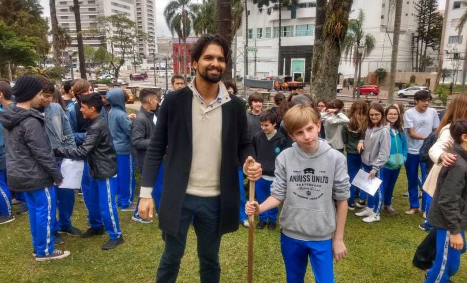 No início da tarde desta segunda-feira (23), os estudantes acompanhados pelas equipes gestora e pedagógica, e por representantes da Secretária de Estado da Educação do Paraná (SEED), plantaram algumas mudas de árvores no pátio da instituição de educação mais antiga do Estado.