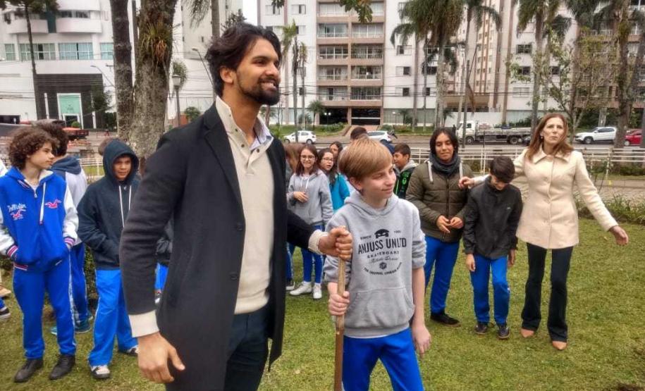 No início da tarde desta segunda-feira (23), os estudantes acompanhados pelas equipes gestora e pedagógica, e por representantes da Secretária de Estado da Educação do Paraná (SEED), plantaram algumas mudas de árvores no pátio da instituição de educação mais antiga do Estado.