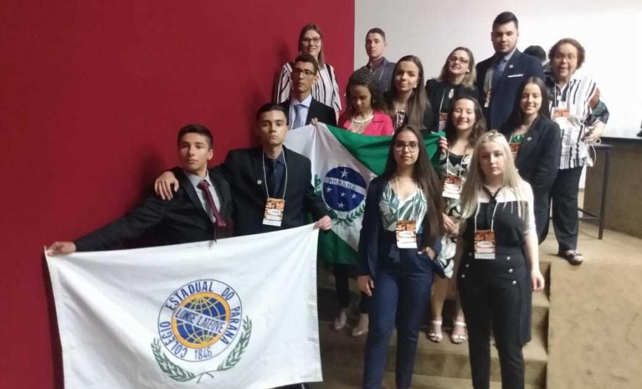 Gabriel Andreola Com a bandeira do CEP nas mãos, em Brasília, no Parlamento Jovem Brasileiro 2019.