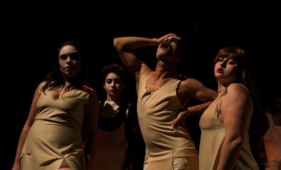 Incidente em Antares, espetáculo dirigido por Silvia Contursi e Hélio Aquino. Os estudantes se apresentam a partir 17h30 no Teatro da Reitoria pelo 1° Festival de Ciência, Cultura e Inovação, promovido pela Universidade Federal do Paraná (UFPR). A entrada é gratuita.