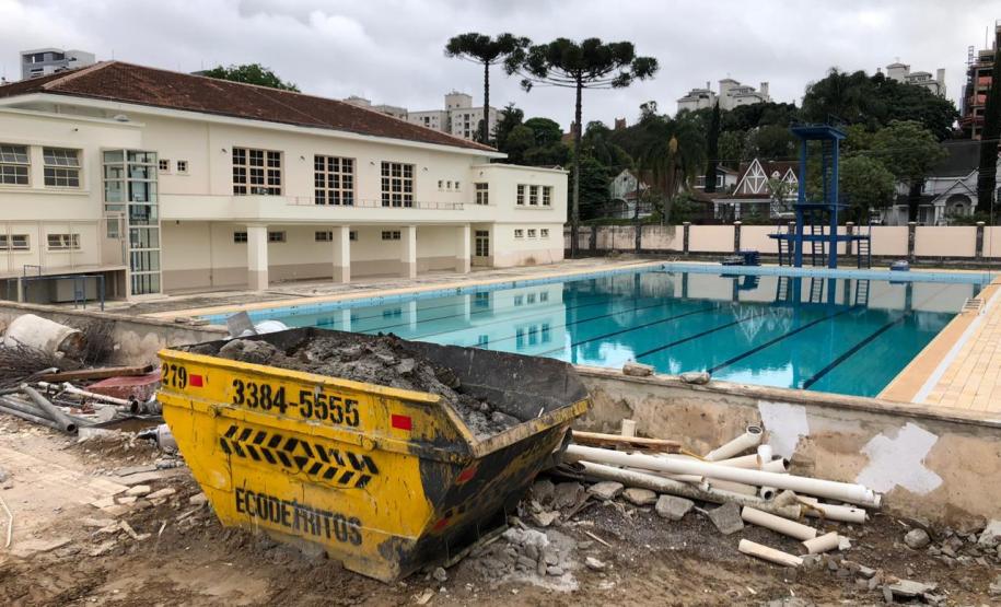obras 1 Um dos casos mais preocupantes se refere às ameaças permanentes sobre uma possível invasão à piscina, o que já é proibido fora das atividades pedagógicas, mas, que neste momento, torna-se ainda mais grave por ser esse local onde estão concentrados materiais e entulhos que aumentam os riscos de acidentes e danos à integridade física dos estudantes.