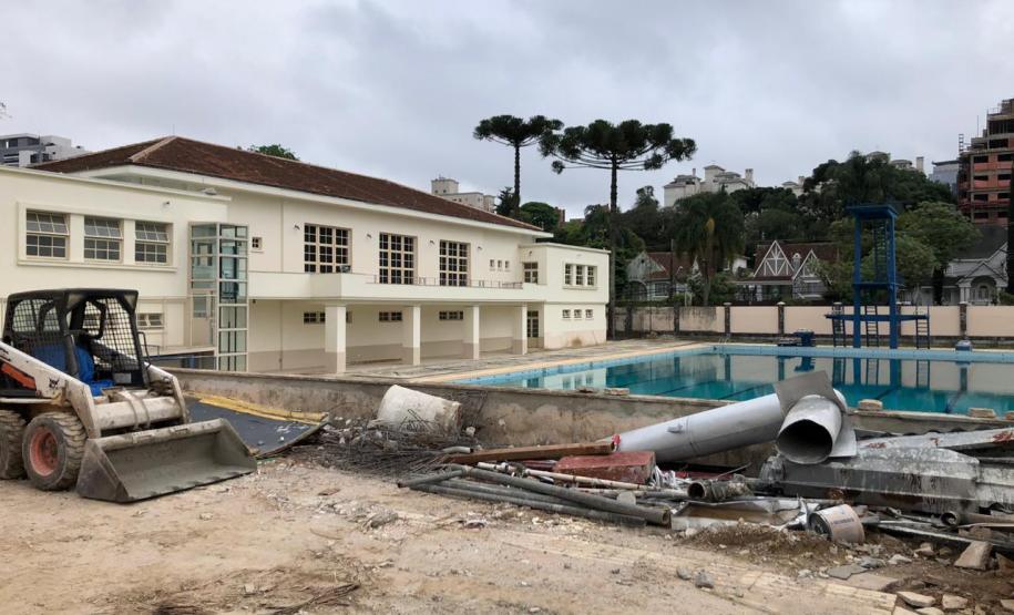 obras 2 Um dos casos mais preocupantes se refere às ameaças permanentes sobre uma possível invasão à piscina, o que já é proibido fora das atividades pedagógicas, mas, que neste momento, torna-se ainda mais grave por ser esse local onde estão concentrados materiais e entulhos que aumentam os riscos de acidentes e danos à integridade física dos estudantes.