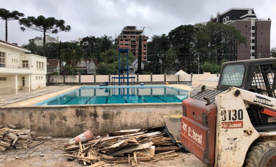 obras 3 Um dos casos mais preocupantes se refere às ameaças permanentes sobre uma possível invasão à piscina, o que já é proibido fora das atividades pedagógicas, mas, que neste momento, torna-se ainda mais grave por ser esse local onde estão concentrados materiais e entulhos que aumentam os riscos de acidentes e danos à integridade física dos estudantes.