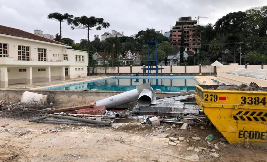 obras 4 Um dos casos mais preocupantes se refere às ameaças permanentes sobre uma possível invasão à piscina, o que já é proibido fora das atividades pedagógicas, mas, que neste momento, torna-se ainda mais grave por ser esse local onde estão concentrados materiais e entulhos que aumentam os riscos de acidentes e danos à integridade física dos estudantes.