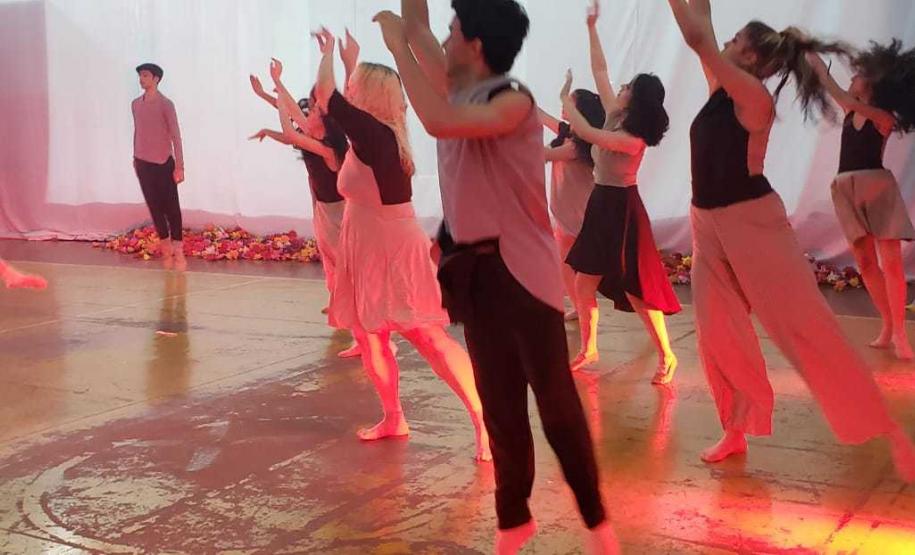 São Jorge D´Oeste 2 o corpo de dança se apresenta em cidades da Região Oeste. Na quarta-feira (25) foram aplaudidos no Centro Cultural Arte e Vida do município de Dois Vizinhos. Na quinta-feira (26), a trupe se apresenta no Colégio Padre José Anchieta, na cidade de São Jorge D´Oeste, e, no mesmo dia, vão para Cruzeiro do Iguaçu, onde dançam no Centro Cultural Daniel Turmina Júnior.
