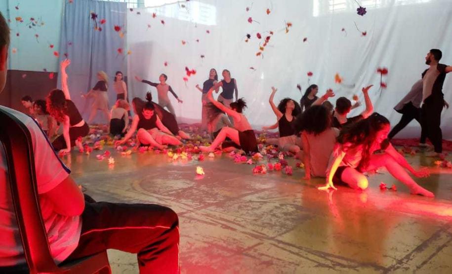 São Jorge D´Oeste 4 o corpo de dança se apresenta em cidades da Região Oeste. Na quarta-feira (25) foram aplaudidos no Centro Cultural Arte e Vida do município de Dois Vizinhos. Na quinta-feira (26), a trupe se apresenta no Colégio Padre José Anchieta, na cidade de São Jorge D´Oeste, e, no mesmo dia, vão para Cruzeiro do Iguaçu, onde dançam no Centro Cultural Daniel Turmina Júnior.