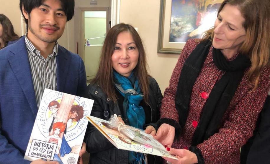 Tânia ainda presenteou os visitantes com uma edição do livro Sedução da Linguagem Poética, e também com o exemplar da primeira edição da Revista do CEP em Histórias em Quadrinhos.