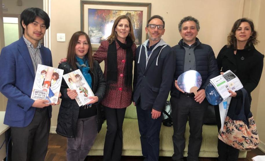 Na última terça-feira (24), alguns membros da Fundação Japão vieram ao Colégio Estadual do Paraná (CEP) para conhecer como é feito o ensino da Língua Nipônica no Centro de Línguas Estrangeiras Modernas (CELEM). Juntos com professores e diretores da Universidade Federal do Paraná (UFPR), eles foram recebidos pela Diretora Geral do CEP, Tânia Maria Acco, que mostrou parte da infraestrutura do Colégio e agradeceu pela visita.