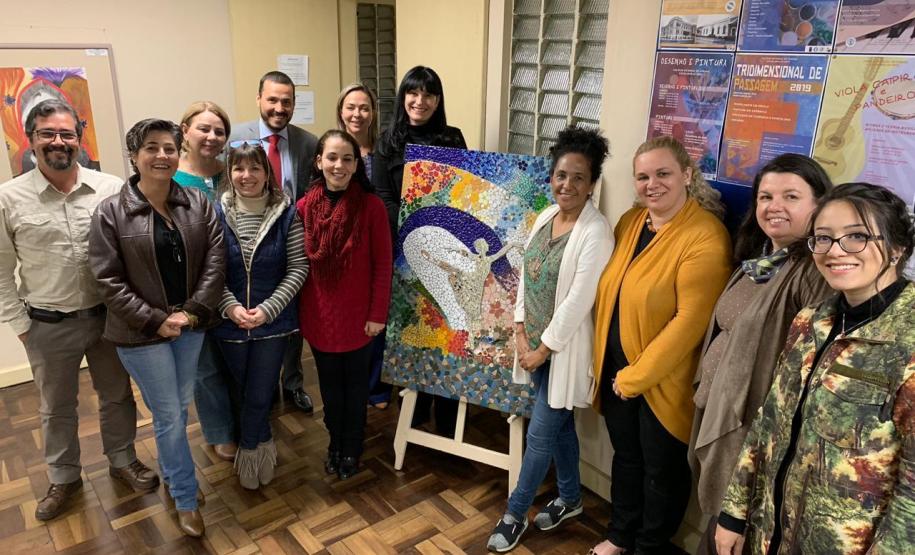 TJ 1 Nesta quinta-feira (26), representantes do Tribunal de Justiça do Paraná (TJ-PR) vieram ao Colégio Estadual do Paraná (CEP) para conhecer parte do acervo da Escolinha de Arte, e a infraestrutura ofertada no Colégio para o desenvolvimento de atividades artísticas e culturais.