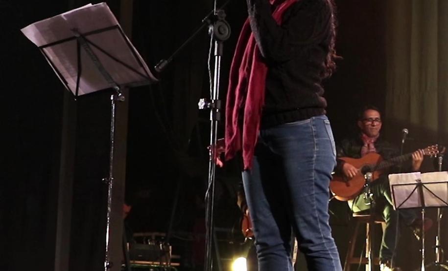 dani 1 Explorar as formas do som, com seus contornos e coloridos capazes de levar emoção às plateias e, de forma delicada, tocar as almas dos ouvintes com a harmonia e revelar conteúdo de forma expressiva. Essa é a ideia colocada nas práticas das aulas do Modulado de Voz e Expressão, coordenado pela professora Daniele de Luca Rosa Franco (a Dani), também ofertado na Escolinha de Arte do Colégio Estadual do Paraná (CEP).