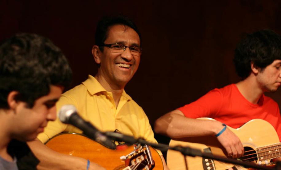 Jonas 1 professora Dani também tem participação fundamental no grupo de performance “Cordas e Compassos”, que é coordenado pelo professor Jonas Nascimento, também responsável pelo Modulado de Violão.