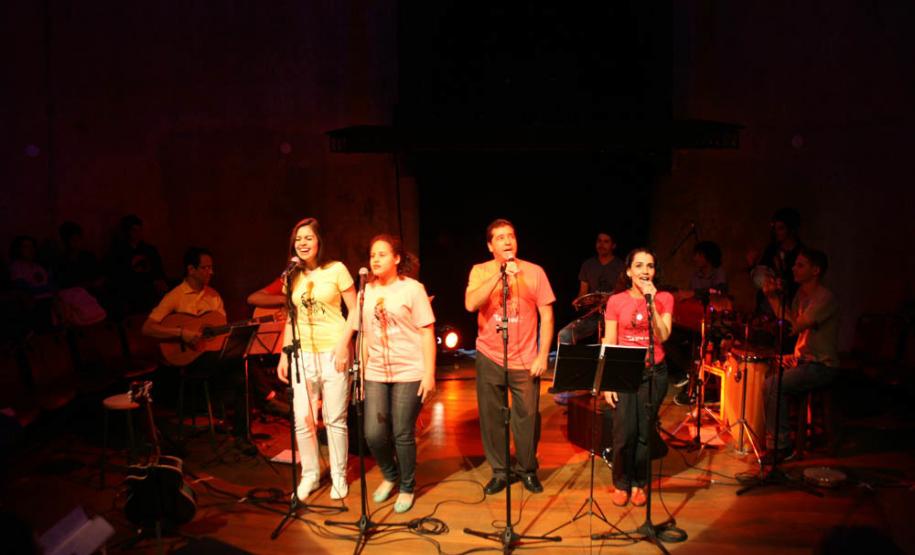 grupo 1 a professora Dani também tem participação fundamental no grupo de performance “Cordas e Compassos”, que é coordenado pelo professor Jonas Nascimento, também responsável pelo Modulado de Violão. O grupo nasceu da necessidade de realizar ensaios com os estudantes inscritos nos modulados, e outros provenientes dos cursos com aulas curriculares.