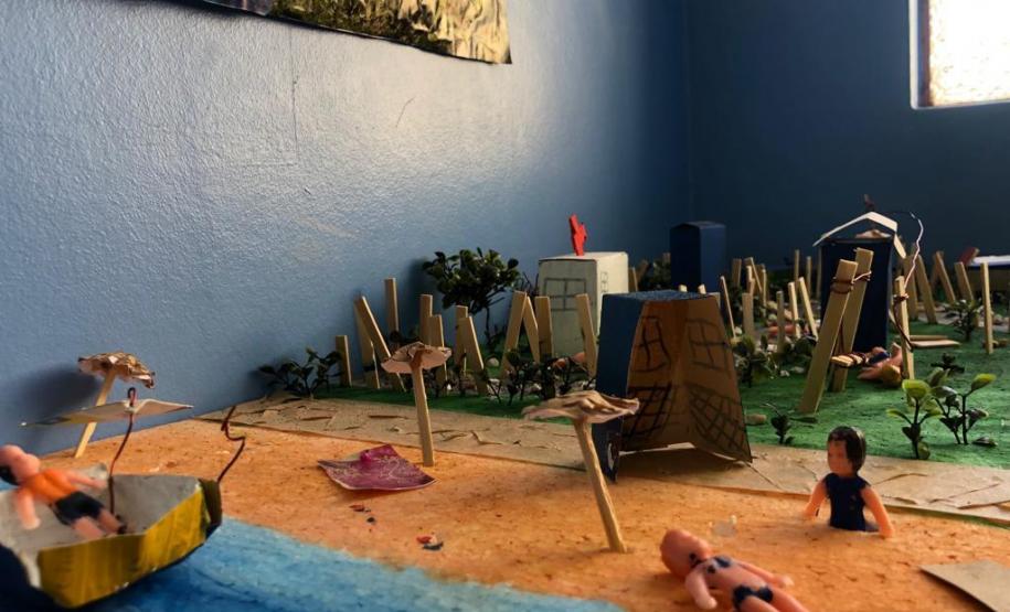 Foto 2 Os estudantes do Centro de Línguas Estrangeiras Modernas (CELEM) estão aprendendo em francês algumas lições sobre urbanidade, cidadania e ocupação consciente dos espaços públicos. A atividade que também serve para aumentar a consciência ambiental nas cidades foi desenvolvida durante as aulas de Francês, no Colégio Estadual Conselheiro Zacarias (CEP-Zacarias), com orientações da professora Fabíola-Davis Siquara Amaral.