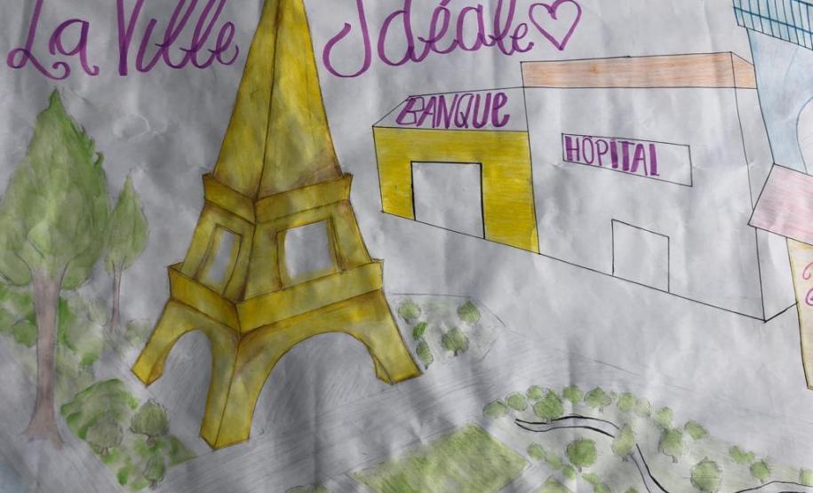 Foto 4 Os estudantes do Centro de Línguas Estrangeiras Modernas (CELEM) estão aprendendo em francês algumas lições sobre urbanidade, cidadania e ocupação consciente dos espaços públicos. A atividade que também serve para aumentar a consciência ambiental nas cidades foi desenvolvida durante as aulas de Francês, no Colégio Estadual Conselheiro Zacarias (CEP-Zacarias), com orientações da professora Fabíola-Davis Siquara Amaral.