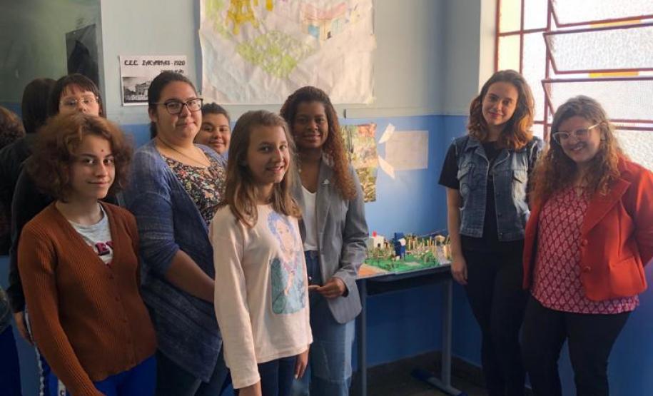 Foto 6 Os estudantes do Centro de Línguas Estrangeiras Modernas (CELEM) estão aprendendo em francês algumas lições sobre urbanidade, cidadania e ocupação consciente dos espaços públicos. A atividade que também serve para aumentar a consciência ambiental nas cidades foi desenvolvida durante as aulas de Francês, no Colégio Estadual Conselheiro Zacarias (CEP-Zacarias), com orientações da professora Fabíola-Davis Siquara Amaral.