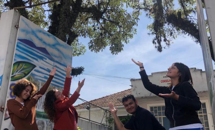 Foto 7 Os estudantes do Centro de Línguas Estrangeiras Modernas (CELEM) estão aprendendo em francês algumas lições sobre urbanidade, cidadania e ocupação consciente dos espaços públicos. A atividade que também serve para aumentar a consciência ambiental nas cidades foi desenvolvida durante as aulas de Francês, no Colégio Estadual Conselheiro Zacarias (CEP-Zacarias), com orientações da professora Fabíola-Davis Siquara Amaral.