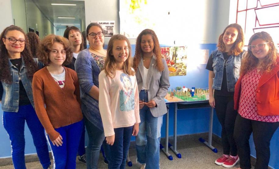 Foto 1 Os estudantes do Centro de Línguas Estrangeiras Modernas (CELEM) estão aprendendo em francês algumas lições sobre urbanidade, cidadania e ocupação consciente dos espaços públicos. A atividade que também serve para aumentar a consciência ambiental nas cidades foi desenvolvida durante as aulas de Francês, no Colégio Estadual Conselheiro Zacarias (CEP-Zacarias), com orientações da professora Fabíola-Davis Siquara Amaral.