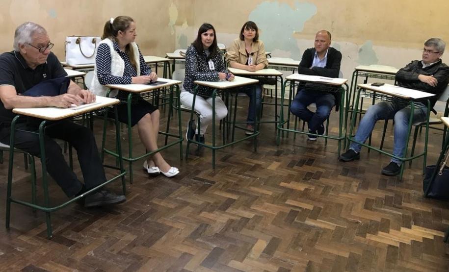 Algumas ações protocolares da Infância Segura na Era Digital foram aprovadas pelos Conselheiros que participaram da reunião do Conselho Escolar, promovida no Colégio Estadual do Paraná (CEP) na última segunda-feira (30). São diretrizes que buscam criar um ambiente mais seguro na escola, especialmente por prevenir eventuais crimes praticados na internet.