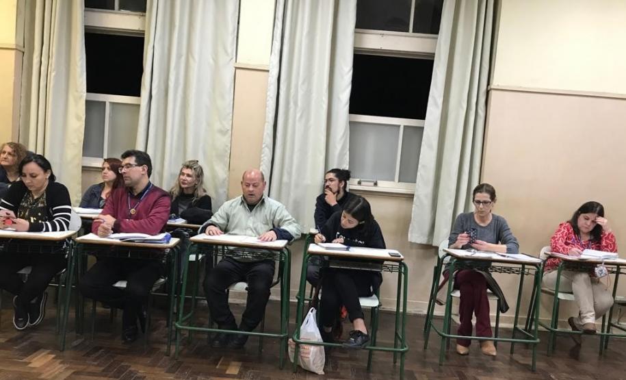 Algumas ações protocolares da Infância Segura na Era Digital foram aprovadas pelos Conselheiros que participaram da reunião do Conselho Escolar, promovida no Colégio Estadual do Paraná (CEP) na última segunda-feira (30). São diretrizes que buscam criar um ambiente mais seguro na escola, especialmente por prevenir eventuais crimes praticados na internet.