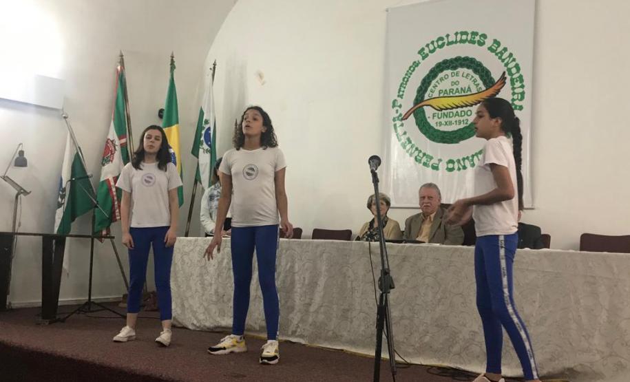 As estudantes do Colégio Estadual do Paraná (CEP) encantaram 35 poetas que estavam presentes no evento solene de declamações, organizado no Centro de Letras do Paraná (CLP) na última sexta-feira (27). As declamações foram feitas pelas alunas: Alana Cristina Santos (9°B); Rafaela de Lima (9°B); Camila de Oliveira (9°B); Júlia Medeiros (9°B); Júlia Nascimento (9°B); Giulia Sabino (9°B); Isabelle da Silva (8°C); e Martina Gabriella Krieger (2°TT).