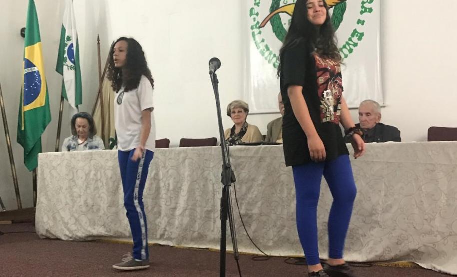 As estudantes do Colégio Estadual do Paraná (CEP) encantaram 35 poetas que estavam presentes no evento solene de declamações, organizado no Centro de Letras do Paraná (CLP). As declamações foram feitas pelas alunas: Alana Cristina Santos (9°B); Rafaela de Lima (9°B); Camila de Oliveira (9°B); Júlia Medeiros (9°B); Júlia Nascimento (9°B); Giulia Sabino (9°B); Isabelle da Silva (8°C); e Martina Gabriella Krieger (2°TT).