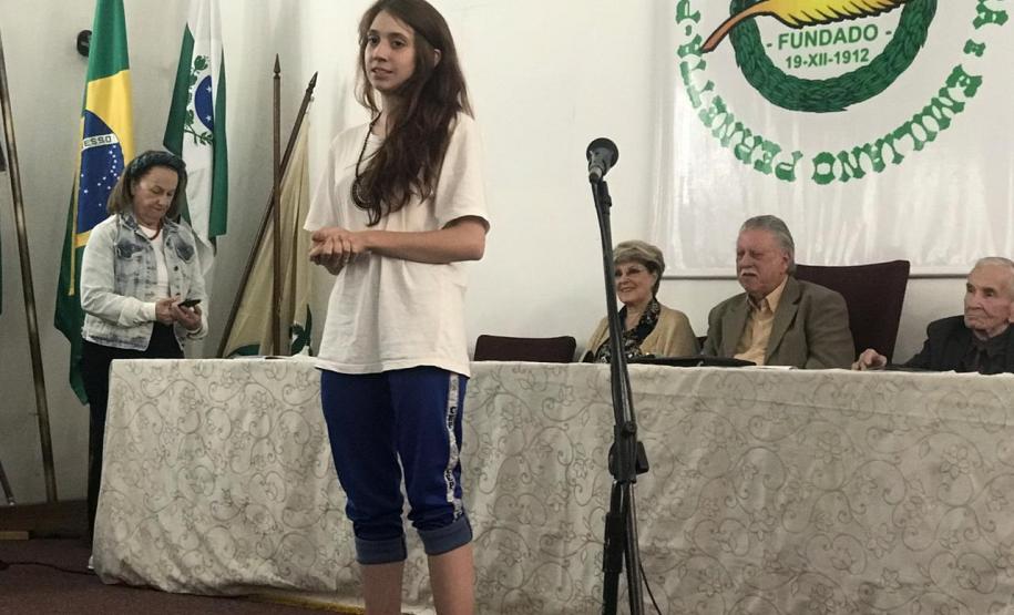 As estudantes do Colégio Estadual do Paraná (CEP) encantaram 35 poetas que estavam presentes no evento solene de declamações, organizado no Centro de Letras do Paraná (CLP). As declamações foram feitas pelas alunas: Alana Cristina Santos (9°B); Rafaela de Lima (9°B); Camila de Oliveira (9°B); Júlia Medeiros (9°B); Júlia Nascimento (9°B); Giulia Sabino (9°B); Isabelle da Silva (8°C); e Martina Gabriella Krieger (2°TT).