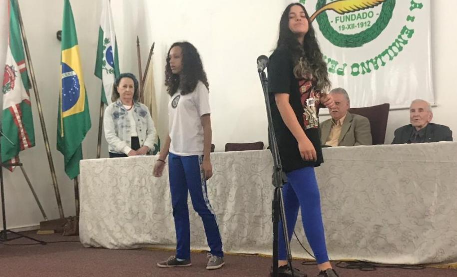 As estudantes do Colégio Estadual do Paraná (CEP) encantaram 35 poetas que estavam presentes no evento solene de declamações, organizado no Centro de Letras do Paraná (CLP). As declamações foram feitas pelas alunas: Alana Cristina Santos (9°B); Rafaela de Lima (9°B); Camila de Oliveira (9°B); Júlia Medeiros (9°B); Júlia Nascimento (9°B); Giulia Sabino (9°B); Isabelle da Silva (8°C); e Martina Gabriella Krieger (2°TT).