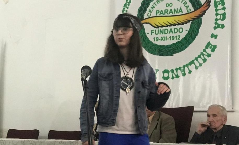 As estudantes do Colégio Estadual do Paraná (CEP) encantaram 35 poetas que estavam presentes no evento solene de declamações, organizado no Centro de Letras do Paraná (CLP). As declamações foram feitas pelas alunas: Alana Cristina Santos (9°B); Rafaela de Lima (9°B); Camila de Oliveira (9°B); Júlia Medeiros (9°B); Júlia Nascimento (9°B); Giulia Sabino (9°B); Isabelle da Silva (8°C); e Martina Gabriella Krieger (2°TT).