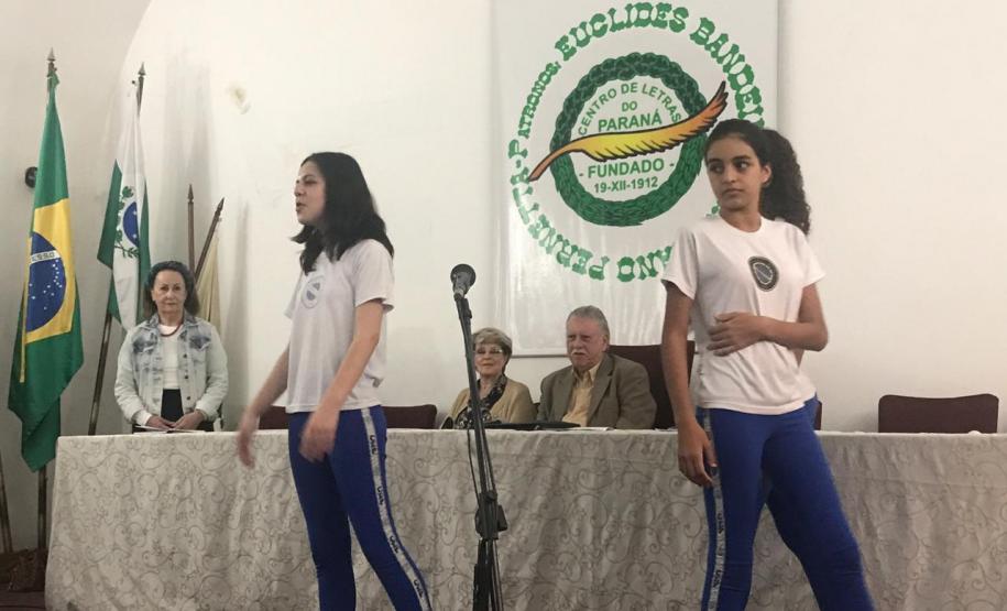 As estudantes do Colégio Estadual do Paraná (CEP) encantaram 35 poetas que estavam presentes no evento solene de declamações, organizado no Centro de Letras do Paraná (CLP). As declamações foram feitas pelas alunas: Alana Cristina Santos (9°B); Rafaela de Lima (9°B); Camila de Oliveira (9°B); Júlia Medeiros (9°B); Júlia Nascimento (9°B); Giulia Sabino (9°B); Isabelle da Silva (8°C); e Martina Gabriella Krieger (2°TT).