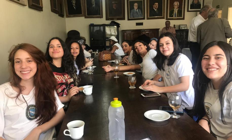 As estudantes do Colégio Estadual do Paraná (CEP) encantaram 35 poetas que estavam presentes no evento solene de declamações, organizado no Centro de Letras do Paraná (CLP). As declamações foram feitas pelas alunas: Alana Cristina Santos (9°B); Rafaela de Lima (9°B); Camila de Oliveira (9°B); Júlia Medeiros (9°B); Júlia Nascimento (9°B); Giulia Sabino (9°B); Isabelle da Silva (8°C); e Martina Gabriella Krieger (2°TT).