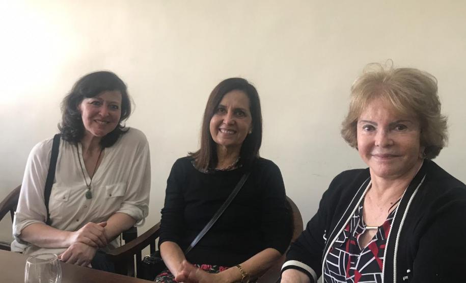 As estudantes do Colégio Estadual do Paraná (CEP) encantaram 35 poetas que estavam presentes no evento solene de declamações, organizado no Centro de Letras do Paraná (CLP).