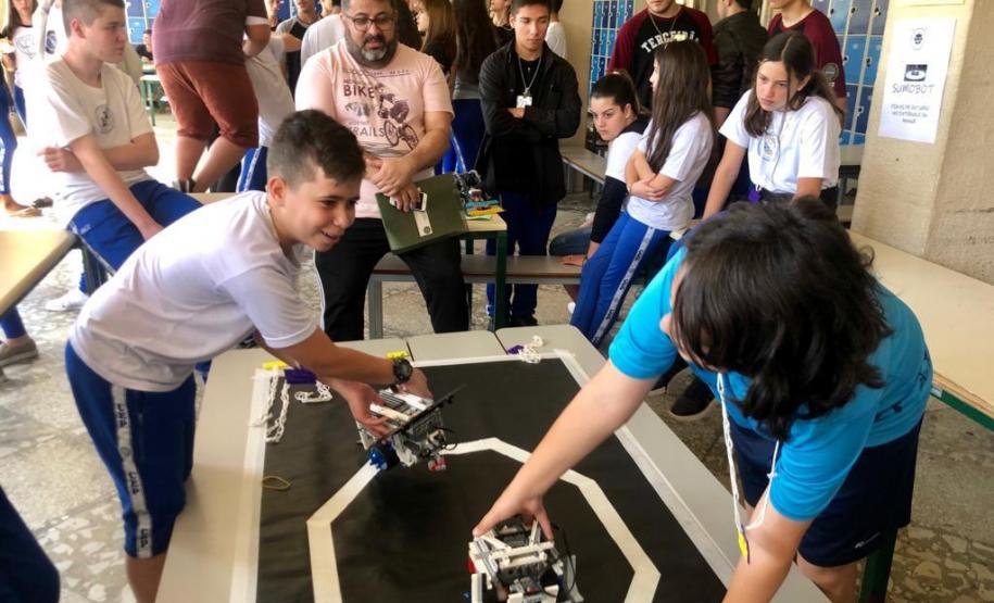 Essa é mais uma disputa de SumoBot, um confronto entre robôs programados por estudantes que participam das aulas de laboratório de Robótica no Colégio Estadual do Paraná (CEP). Vence o protótipo que consegue empurrar o adversário para fora da linha que delimita o espaço reservado para o enfrentamento dos robôs.