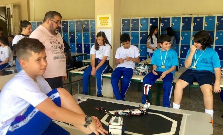 Essa é mais uma disputa de SumoBot, um confronto entre robôs programados por estudantes que participam das aulas de laboratório de Robótica no Colégio Estadual do Paraná (CEP). Vence o protótipo que consegue empurrar o adversário para fora da linha que delimita o espaço reservado para o enfrentamento dos robôs.