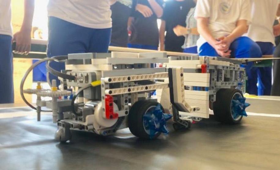 Essa é mais uma disputa de SumoBot, um confronto entre robôs programados por estudantes que participam das aulas de laboratório de Robótica no Colégio Estadual do Paraná (CEP). Vence o protótipo que consegue empurrar o adversário para fora da linha que delimita o espaço reservado para o enfrentamento dos robôs.