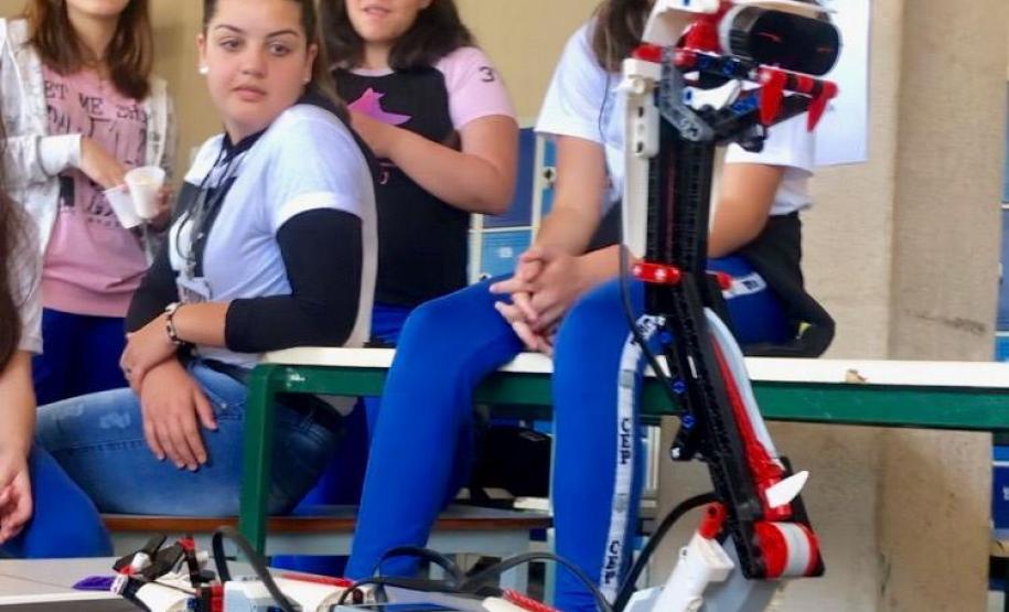 Essa é mais uma disputa de SumoBot, um confronto entre robôs programados por estudantes que participam das aulas de laboratório de Robótica no Colégio Estadual do Paraná (CEP). Vence o protótipo que consegue empurrar o adversário para fora da linha que delimita o espaço reservado para o enfrentamento dos robôs.