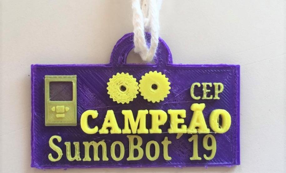 Nessa etapa, eles se organizam em campeonatos internos no Colégio, colocando os seus próprios projetos para disputar no tatame feito para os robôs. Os participantes até ganham medalhas feitas nas impressoras 3D do laboratório de robótica do CEP.