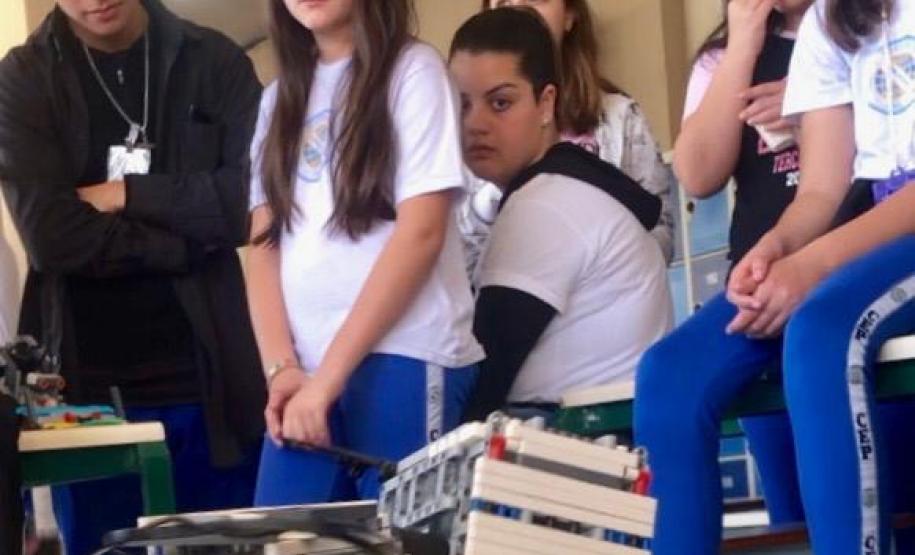 Essa é mais uma disputa de SumoBot, um confronto entre robôs programados por estudantes que participam das aulas de laboratório de Robótica no Colégio Estadual do Paraná (CEP). Vence o protótipo que consegue empurrar o adversário para fora da linha que delimita o espaço reservado para o enfrentamento dos robôs.