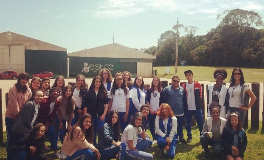 Aterro Um grupo de estudantes dos 1°s anos do Ensino Médio no Colégio Estadual Amâncio Moro (CEP-Amâncio) visitou, nesta sexta-feira (4), um aterro sanitário na Região Metropolitana de Curitiba. Lá, eles receberam algumas lições sobre sustentabilidade e descarte de resíduos, além de discutirem propostas que visam favorecer a proteção ao meio ambiente.