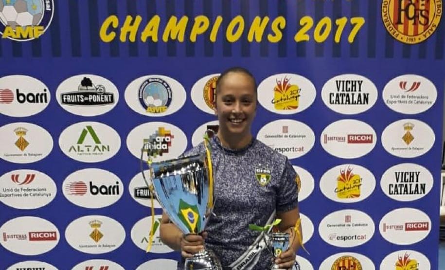 A professora Daniely de Quadros, 35 anos, tornou-se uma inspiração para as estudantes do Colégio Estadual do Paraná (CEP).