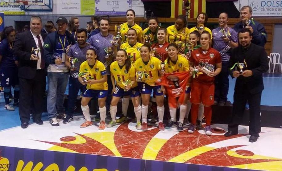 A professora Daniely de Quadros, 35 anos, tornou-se uma inspiração para as estudantes do Colégio Estadual do Paraná (CEP). A “profe Dany”, como é chamada por suas alunas, se consagrou campeã mundial de futsal no torneio realizado em Barcelona, na Espanha. Ela atuou como auxiliar técnica da Seleção Brasileira Feminina de Futsal´, da Associação Mundial de Futebol de Salão (AMF).