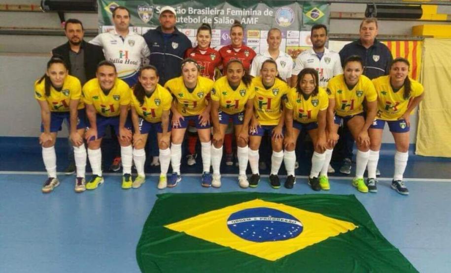 A professora Daniely de Quadros, 35 anos, tornou-se uma inspiração para as estudantes do Colégio Estadual do Paraná (CEP). A “profe Dany”, como é chamada por suas alunas, se consagrou campeã mundial de futsal no torneio realizado em Barcelona, na Espanha. Ela atuou como auxiliar técnica da Seleção Brasileira Feminina de Futsal´, da Associação Mundial de Futebol de Salão (AMF).