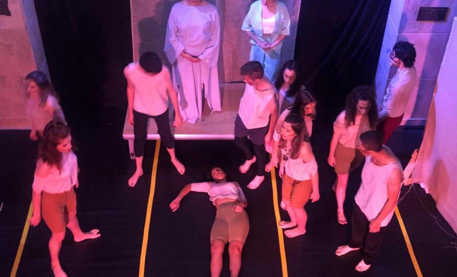 orfeu 1 Os estudantes do 4° ano do Curso de Teatro do Colégio Estadual do Paraná (CEP) participaram da prova pública com a estreia do clássico “Orfeu e Eurídice”, que conta a história dos mitos gregos em uma adaptação com direção do professor André Meirelles. A novidade ficou por conta da interpretação do elenco, feita também em libras para tornar o teatro ainda mais inclusivo.