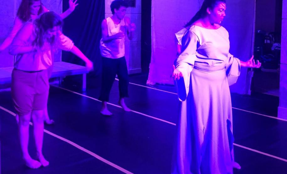 orfeu 2 Os estudantes do 4° ano do Curso de Teatro do Colégio Estadual do Paraná (CEP) participaram da prova pública com a estreia do clássico “Orfeu e Eurídice”, que conta a história dos mitos gregos em uma adaptação com direção do professor André Meirelles. A novidade ficou por conta da interpretação do elenco, feita também em libras para tornar o teatro ainda mais inclusivo.